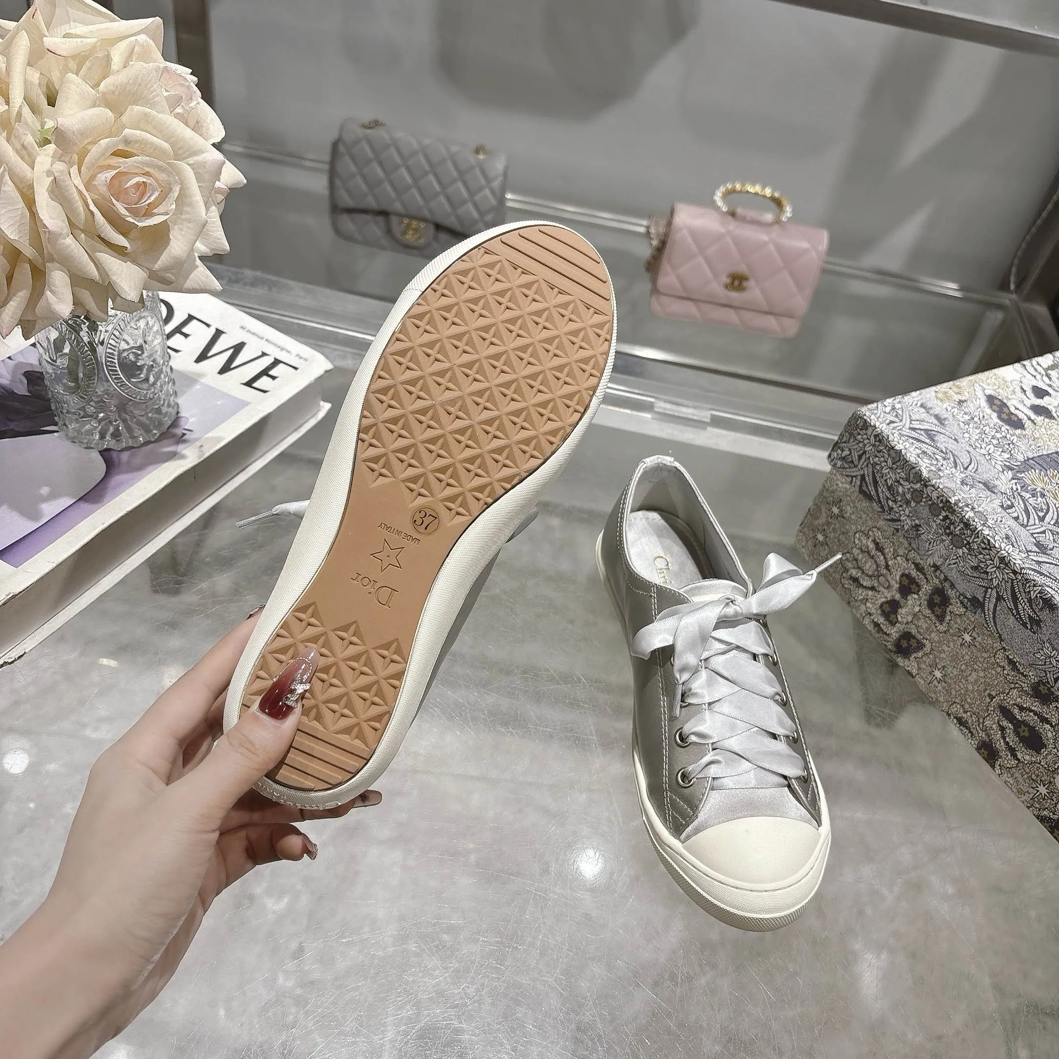 👟👟Ex-factory price 440👟👟 Dior ballet-style casual shoes, the same style as celebrities, satin fabric, breathable mesh lining, sheepskin for feet, wear-resistant rubber sole, size 35-40.